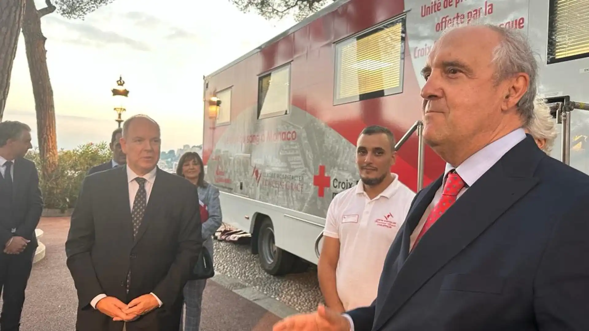 Il principe Alberto consegna al presidente Massaro l'autoemoteca donata all'Avis Molise